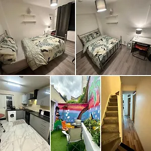 Private In Trendy East Konukevi