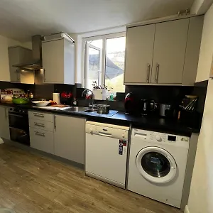 Apartment Lovely 2 Bedroom With Free Parking *