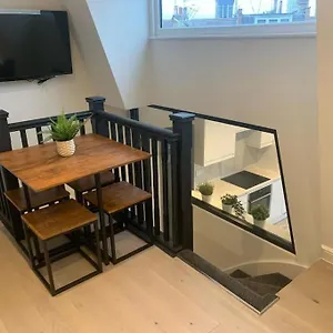 One Bed-apartment In Apartment London