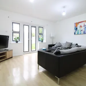 Immaculate Near Nine Elms & Battersea Homestay