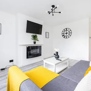 Modern 2 Bedroom Near Brixton Station Apartment London
