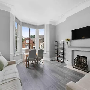 Apartment Chiswick Park Acton Town Garden London