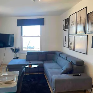Very 2 Bed In Fulham Apartment London