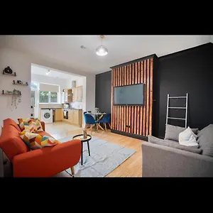 Neasdon's Guest Nest- 7 Mins Drive To Wembley Stadium London