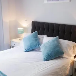 Wood Budget - Next To Mall & Metro Station - 10 Min To Center Holiday home