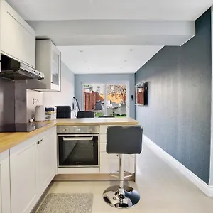 7 Bedroom House With Garden Holiday home London