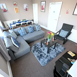 Stunning 3 Bedroom Serviced Flat In North Apartment
