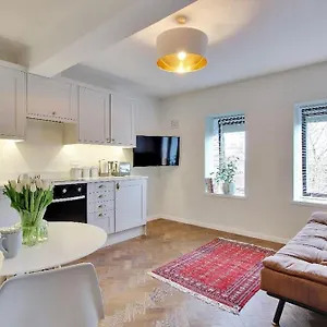 Chic 2-bed Apartment, Free Wi-fi And Parking Apartment London