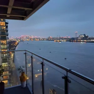 Snuggle - Riverside - Views Over Looking River Thames, Close To O2 Arena, Excel, Airport, Thames Clipper- River Boat Service, Woolwich Ferry, Onsite Parking, Twin Option Available Londen