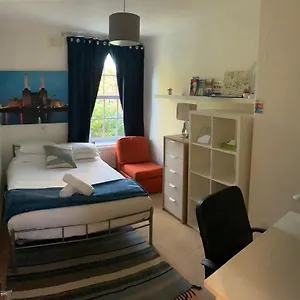 Location! Double Bedroom 2 Mins Walk From Battersea Power Underground Station! Homestay London