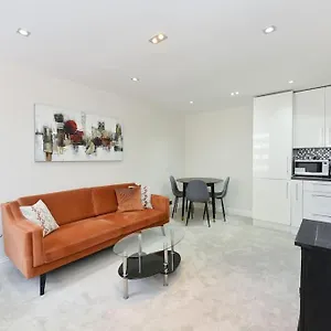 Three Bedrooom Flat In Heart Of