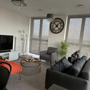 Immaculate 2-bed In East *