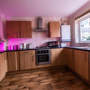 Sleeps8-kingbeds-sofabed-garden-aircon-freeparking