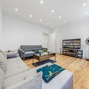 Modern Flat Near Hyde Park Apartment