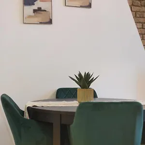 Cozy Retreat Near Downtown With Parking Apartment *