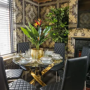 Apartment Luxury Versace 1 Bed Hot Tub Pool Table Sky Tv