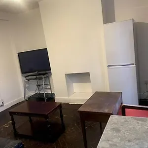 4 Bedroom, Spacious House Apartment Harmondsworth