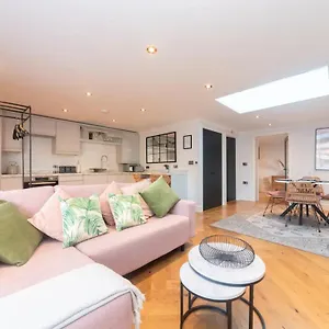 Pass The Keys Beautiful Unique With Parking And Evcharging Holiday home Morden (Greater London)