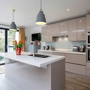 Veeve - Idyllic Elegance