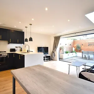 Stunning 2 Bed Apartment London