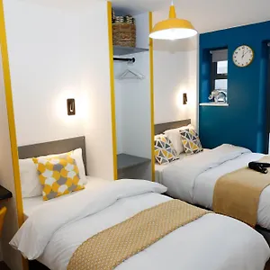 New Luxury In Location Next To Shops, Cafes, Bars & Metro