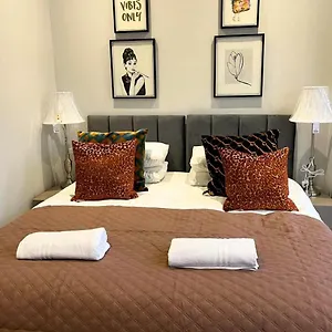 Aisiki At Enfield, Airconditioned & Pet-friendly, Ground Floor, 3-bedroom & 2-bathroom Flat, King Or Twin Beds With Garden And Free Wi-fi & Parking Londra