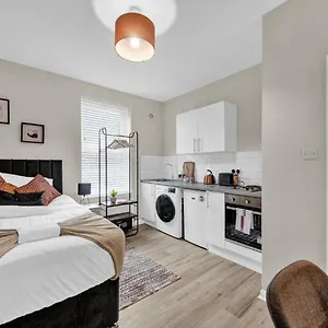 Minimalist Oasis: Airy In Calming Neutrals London