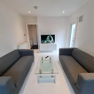 Leyton Park Place Apartment *