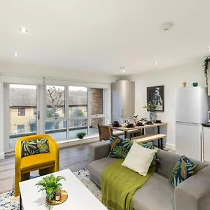 A Splash Of Color: Spacious & Funky 3-br Flat London