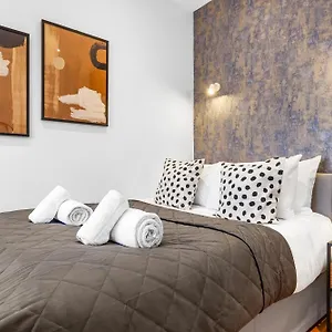 Modern One Bedroom Flat - Near Heathrow, Windsor Castle, Thorpe Park - Staines Tw18 *