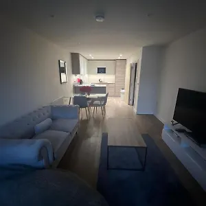 Stylish Colindale With Balcony Apartment *