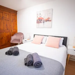 Apartment Bright And Spacious One Bedroom Apparment, Free Parking *