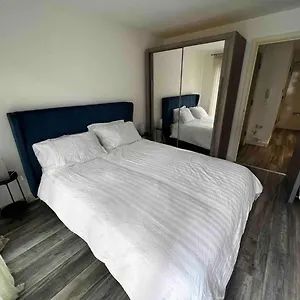 Stylish 1-bed Flat With Sofa-bed In London