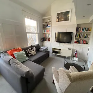 Apartment Gorgeous Hammersmith Home. Sleeps 6. Tube 5 Mins! London