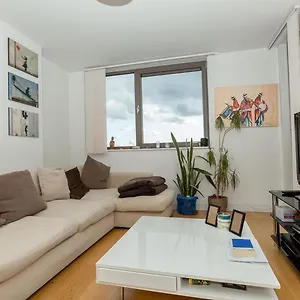 2 Bedroom East With Amazing Views * London