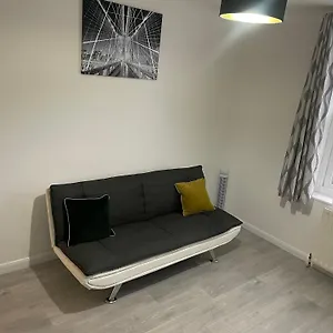 One Bedroom Flat Near Vauxhall Train Station *