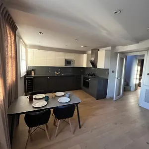 Modern Two Bed Flat In Notting Hill *
