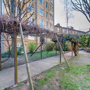 Tastefully Curated Mezzanine Flat Hackney! Apartment
