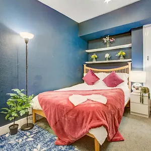 2 Bedroom And Living In * Londra