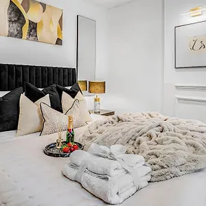 Serene With Garden View - Cozy Retreat For Couples & Solo Travellers