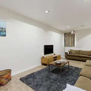 Modern Town House In Barnes, West Holiday home