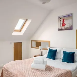Apartment 2 Mins Away From Hammersmith St. *