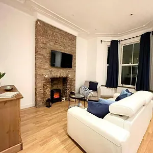 A Charming One Double Bedroom Flat Apartment *