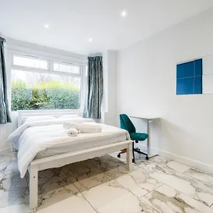 Luxurious 2 Bedroom Flat With Parking And Garden, 5 Mins Walk To Train Station And Bus Stop Opposite *