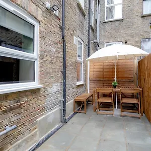 Stylish 2 Bedrooms Flat Sleeps 6 & Garden Zone 2 Cls