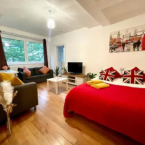 2 Bed Flat Near To Bridge *
