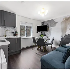 Apartment Cozy Bliss Escape: Family - Friendly Getaway *