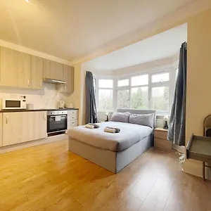 Large Cosy 15min From Homestay