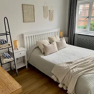 Holiday home 3 Bedroom House 2 Stops From Bridge London