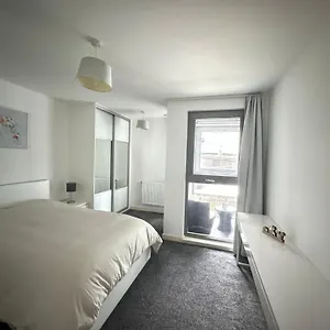 Urban Getaway * Brentford